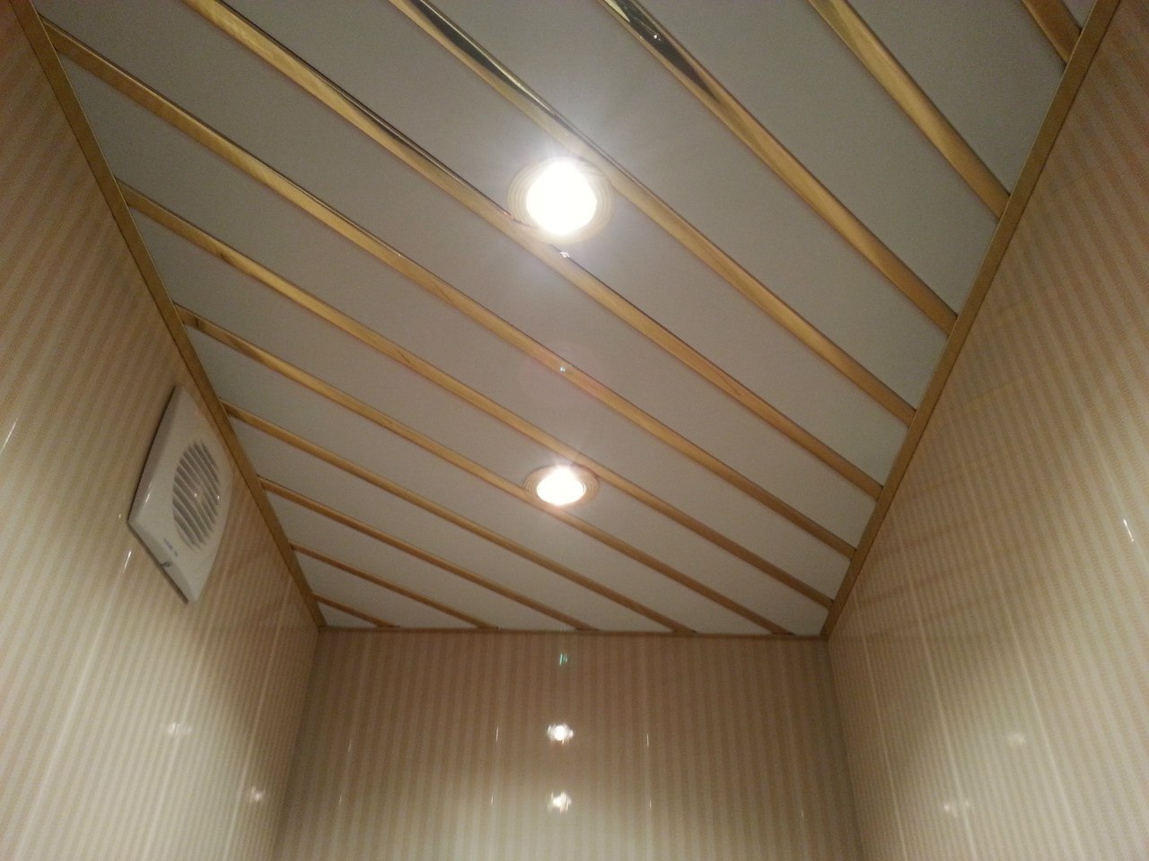 Потолок пвх в комнате. Реечный потолок Албес. Кубообразный реечный потолок. Реечный потолок Cesal. Потолок реечный 150аs.