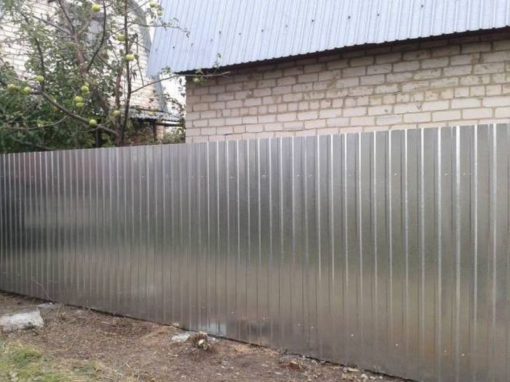 Забор сплошной из профнастила с оцинкованным покрытием