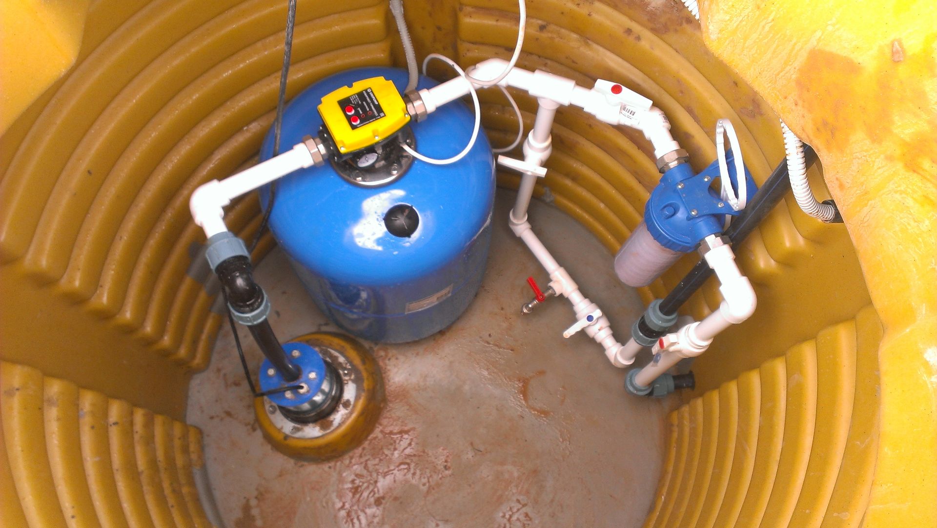 обвязка скважины на воду с накопительным баком схема и погружным насосом